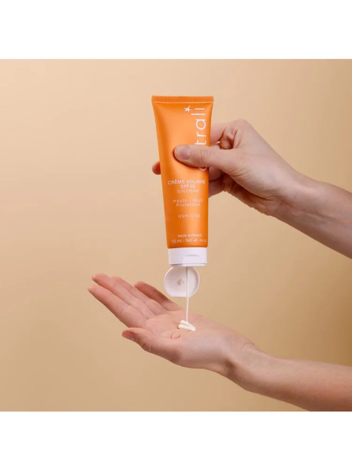 astrali Sun Cream SPF 30 Enudatiki Antioxeidotiki Antiliaki Krema upsilis Prostasias ga Prosopo kai Soma - Katallili ga Evaisthites Epidermides kai Kathimerini Xrisi 125ml