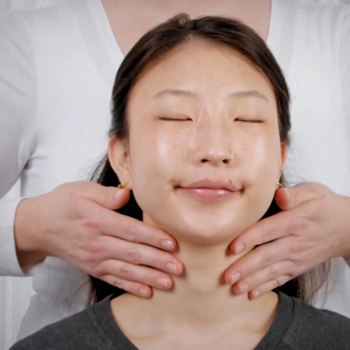 Dermalogica Neurotouch Symmetry Serum Elafrus Threptikos Oros se Morfi Ladi me Meiga Aromatotherapeias Beltiosis tis Diathesis ga Smilefsi tis Epidermidas kai Anorthosi tou Obal 30 ml